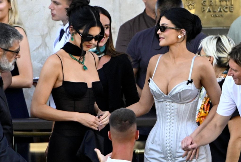 Thành viên duy nhất nhà Kardashian không dự đám cưới tỷ phú và được khen - 3 Thành viên duy nhất nhà Kardashian không dự đám cưới tỷ phú và được khen - 3