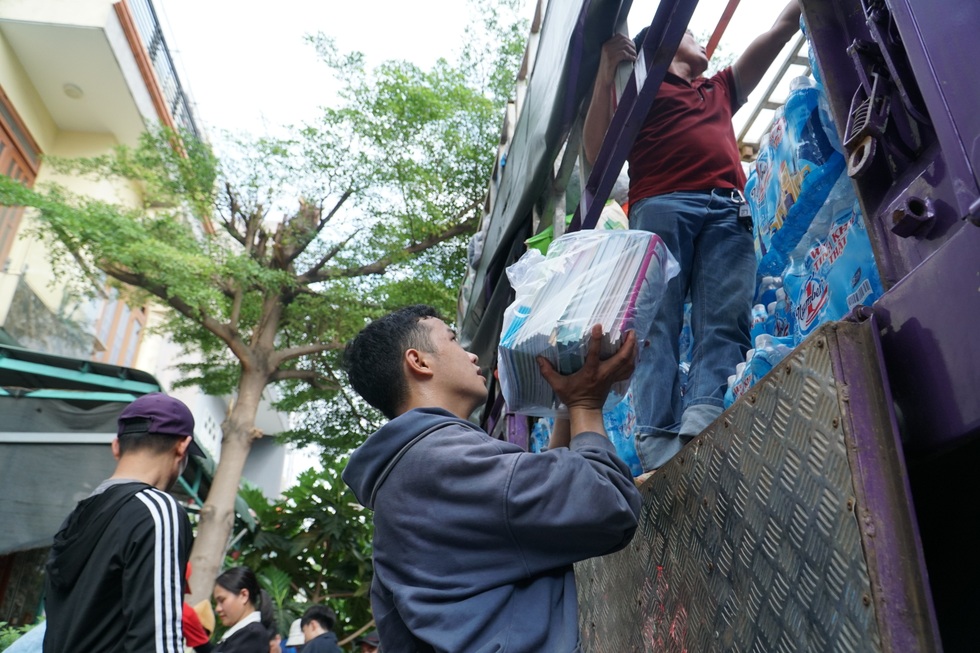 Nữ tài xế 25 tuổi chở hơn 30 tấn hàng từ TPHCM đi cứu trợ miền Trung - 1