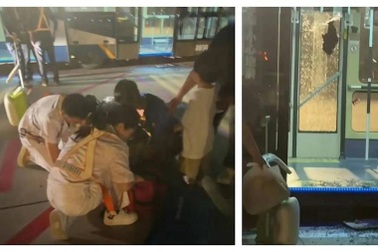 Tài xế Trung Quốc khóa xe bỏ đi, 100 khách suýt chết ngất trong xe bus