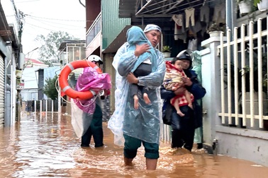 Sơ tán trẻ em, người già ra khỏi vùng bị nước lũ cô lập ở Đà Lạt
