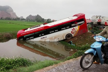 Xe khách cắm đầu xuống mương, hành khách đập cửa thoát thân