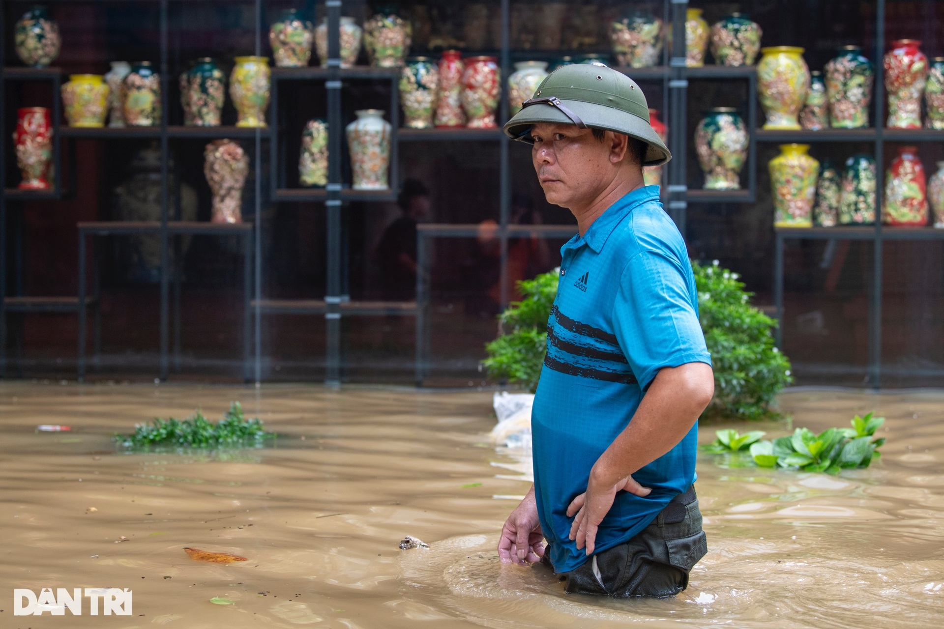 Hà Nội: Làng gốm Bát Tràng chìm trong biển nước - 8