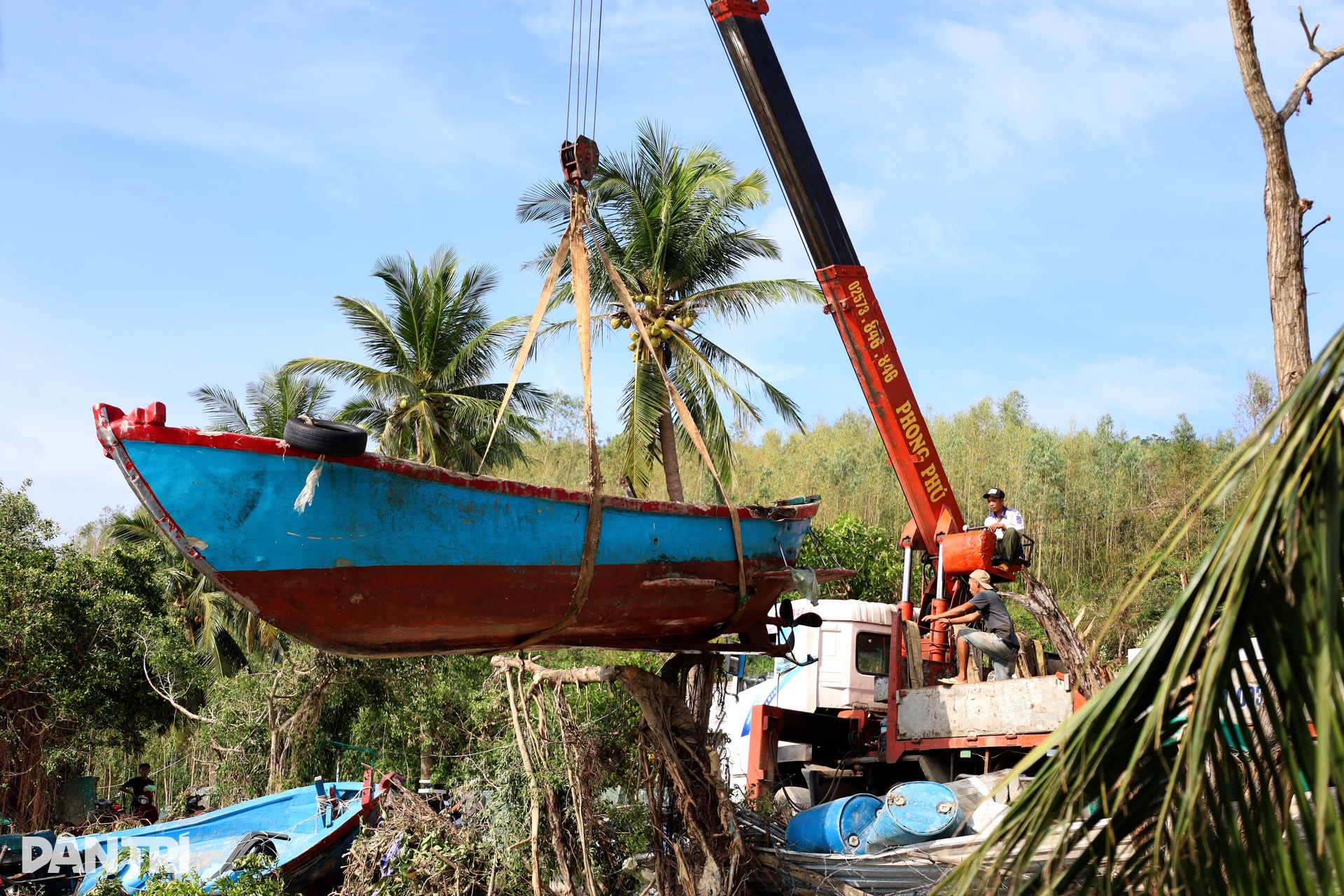 Loạt cần câu cơm tan nát, nỗi đau ở Vũng Chào sau bão Kalmaegi - 10
