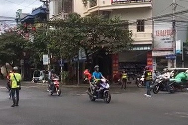 Triệu tập đoàn phượt thủ chặn ngã tư giành đường như... xe ưu tiên