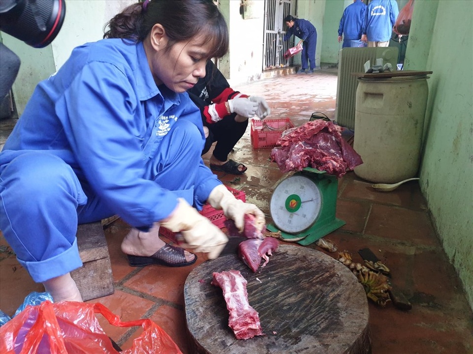 Cận cảnh công việc ngày Tết của những người ăn, ngủ với thú dữ - 5 Cận cảnh công việc ngày Tết của những người ăn, ngủ với thú dữ - 5