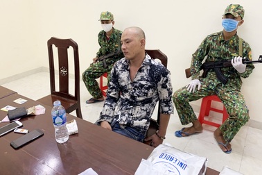 Bắt đối tượng mang 3 khẩu súng, vận chuyển 21kg ma túy qua biên giới