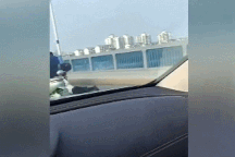 Clip người đàn ông chạy xe máy kéo lê một phụ nữ khiến dân mạng phẫn nộ