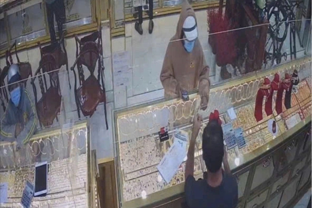 Cướp dây chuyền ở tiệm vàng để có tiền chuộc xe cho vợ - 2