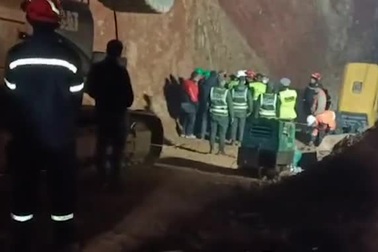 Nghẹt thở chiến dịch giải cứu bé trai 5 tuổi rơi xuống giếng sâu hơn 30 m