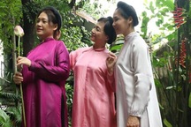 NSND Lê Khanh: “Ngày xưa, cứ mỗi lần tôi giở “thủ đoạn” gì lại bị chị gái bắt thóp”