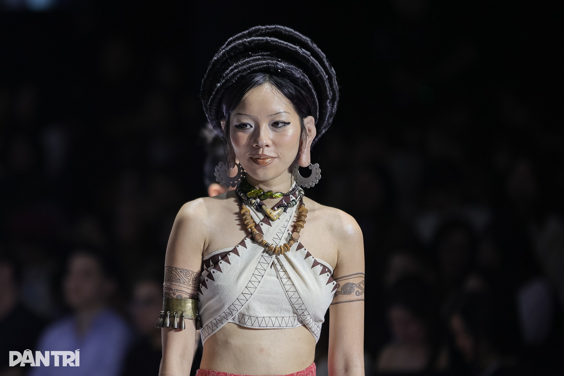 “Chị đẹp” Lynk Lee khoe nét nữ tính trên sàn diễn thời trang - 6