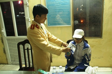 CSGT Phủ Lý giúp cháu bé đi lạc từ Thái Bình về với gia đình