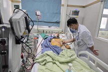 Bệnh nhân vụ lũ quét thôn Làng Nủ: Hút ra nhiều sỏi đá, bùn đất từ phế quản