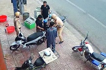 Người phụ nữ ngất xỉu bên đường, được CSGT đưa đi cấp cứu kịp thời