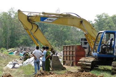 Nhà máy điện lén lút chôn chất thải nguy hại 