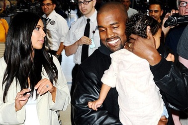 Cô Kim và gia đình thu hút sự chú ý tại sân bay