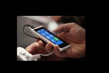 Sạc pin điện thoại bằng.. nước tiểu