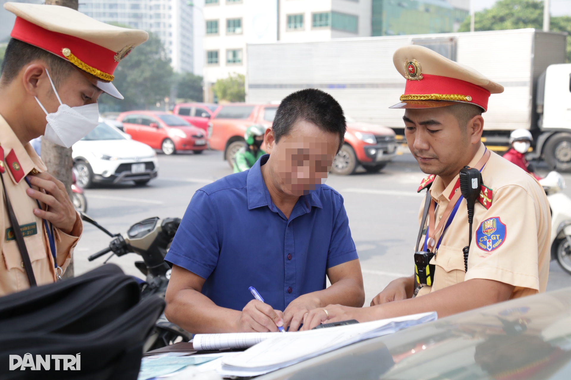 Xe biển xanh, xe sang đi vào làn khẩn cấp đường Vành đai 3 - 5 Xe biển xanh, xe sang đi vào làn khẩn cấp đường Vành đai 3 - 5