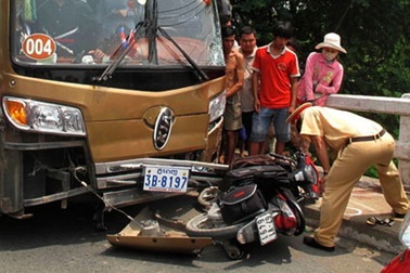 Xe khách tông xe máy, thai phụ 7 tháng tử vong