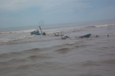 Sóng lớn nhấn chìm 6 thuyền đánh cá ở Bình Thuận