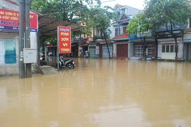 Mưa lớn, thành phố Lào Cai ngập nặng