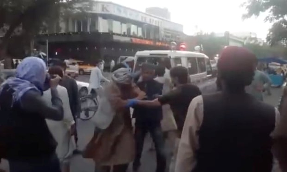Nổ lớn rung chuyển sân bay Kabul, Taliban nói 13 người chết - 3 Nổ lớn rung chuyển sân bay Kabul, Taliban nói 13 người chết - 3