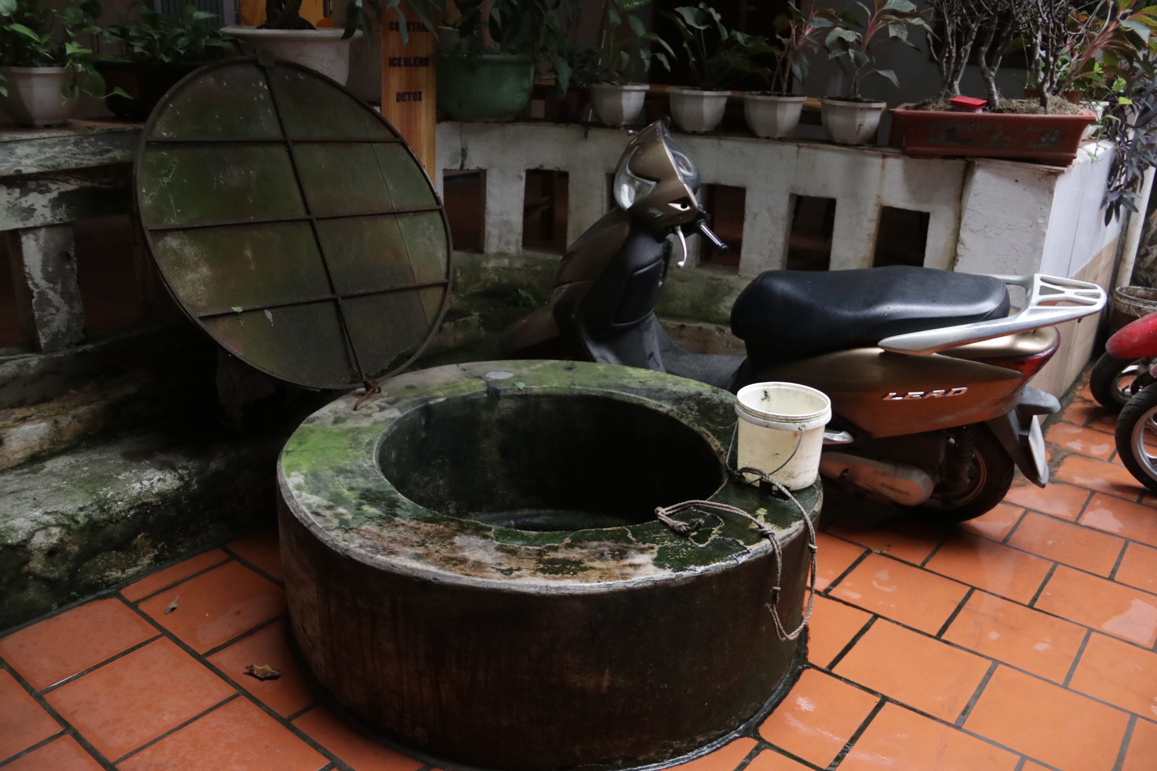 Hà Nội: Hàng chục giếng cổ ẩn mình trong lòng phố cổ - 2 Hà Nội: Hàng chục giếng cổ ẩn mình trong lòng phố cổ - 2