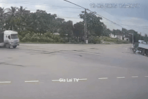 Xe 16 chỗ lao thẳng vào hông xe tải ở ngã tư, bài học lớn cho các tài xế