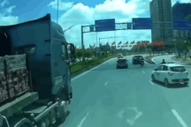 Tranh đường với xe đầu kéo, chiếc taxi tự rước họa khi đang chở khách