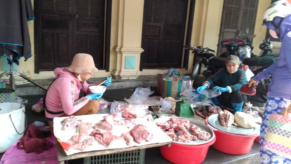 Buôn bán ế ẩm nhiều chủ hàng thịt lợn đành “treo quầy” - 3 Buôn bán ế ẩm nhiều chủ hàng thịt lợn đành “treo quầy” - 3