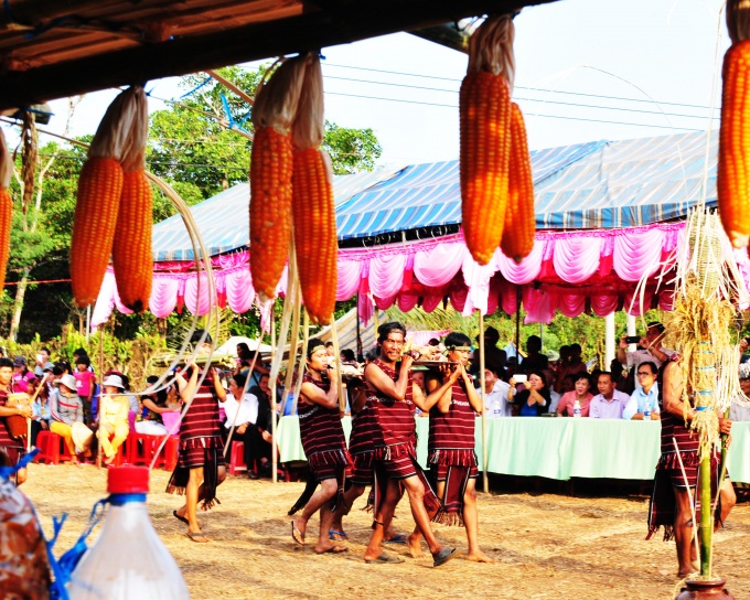 Dưới bếp thì tấp nập việc nấu nướng, còn ngoài sân, trên những khoảng đất trống trong vườn nhà ông Thổ Đực, các thanh niên dân tộc Chơro lại hồ hởi với những trò chơi dân gian như đẩy gậy, kéo co, đập niêu