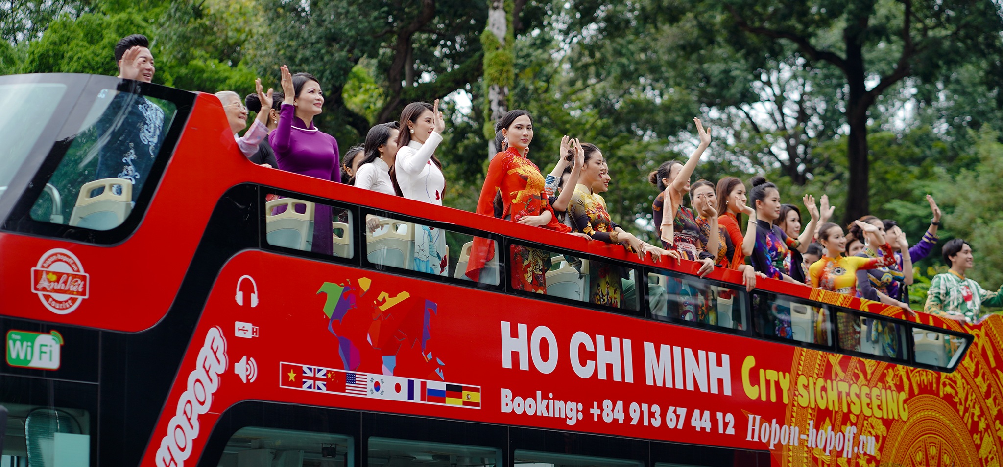 Đường phố, điểm du lịch… ở TPHCM biến thành sàn diễn áo dài - 19 Đường phố, điểm du lịch… ở TPHCM biến thành sàn diễn áo dài - 19
