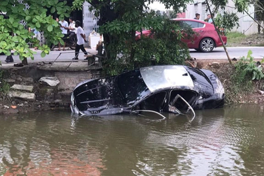 Ô tô lao xuống mương, 2 người kẹt trong xe tử vong