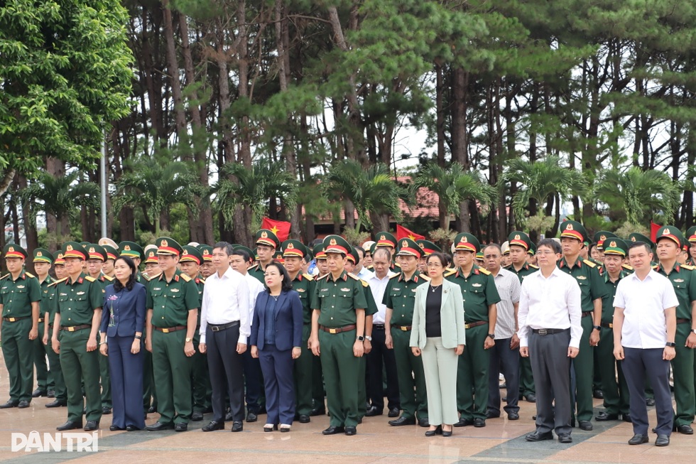 Đại tướng Phan Văn Giang thăm, tặng quà người có công tại Đắk Lắk - 1 Đại tướng Phan Văn Giang thăm, tặng quà người có công tại Đắk Lắk - 1