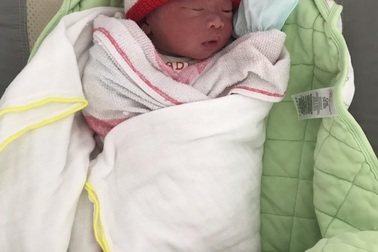 Bé sơ sinh còn nguyên dây rốn bị bỏ rơi cạnh quán nhậu