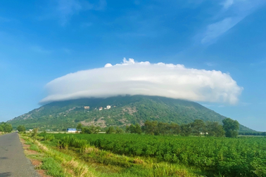 Trào lưu "săn mây đĩa bay" trên đỉnh núi Bà Đen tại Tây Ninh