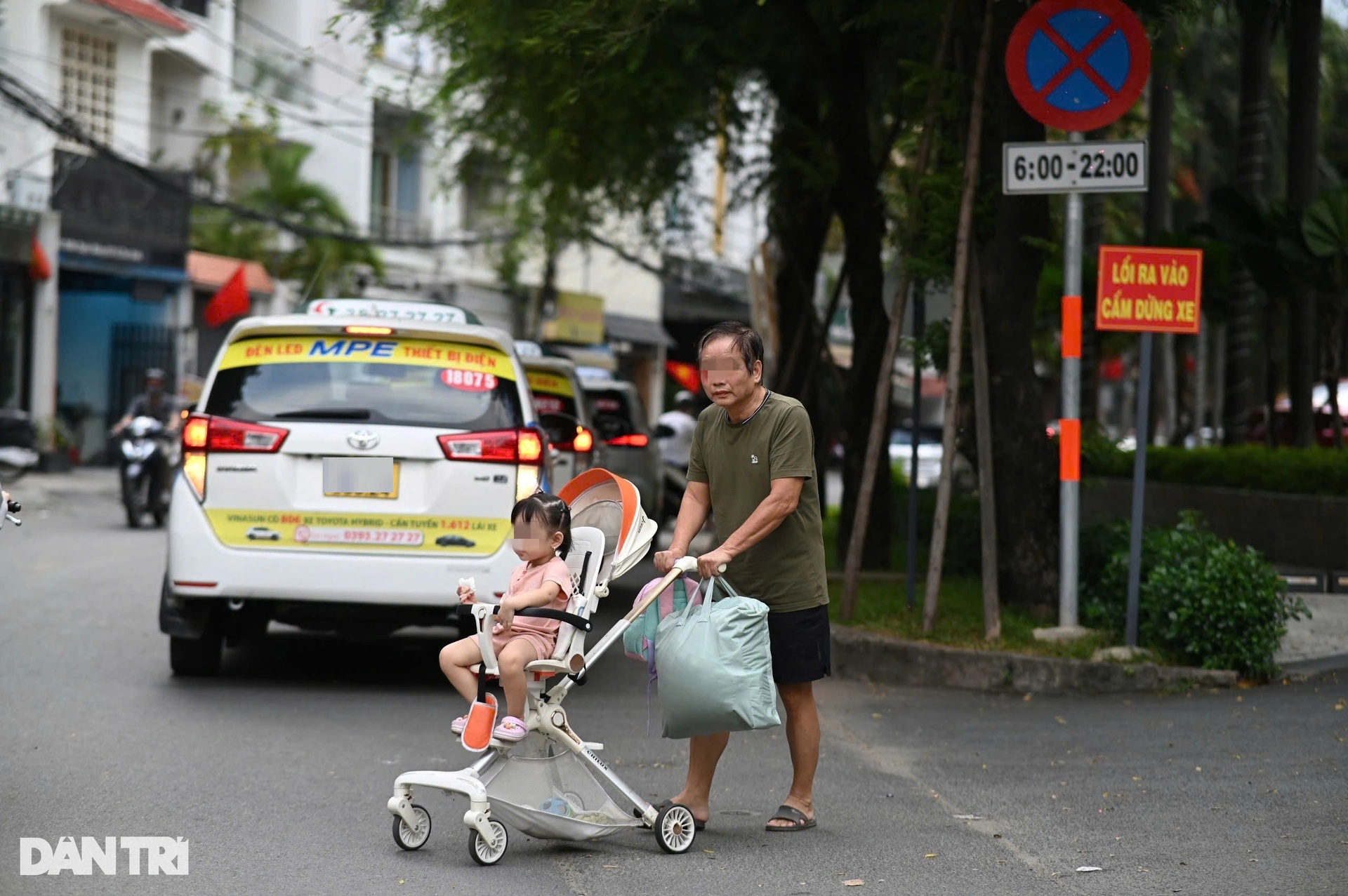 Taxi dừng đỗ tràn lan ở nhiều tuyến đường xung quanh sân bay Tân Sơn Nhất - 4