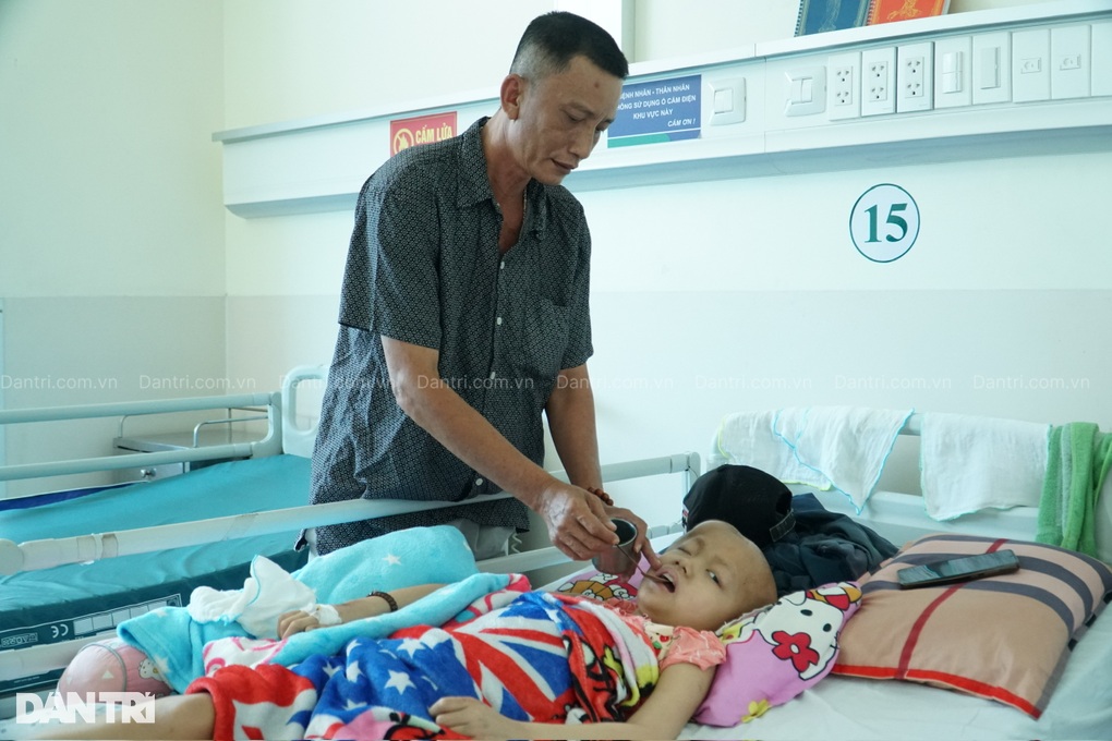 Bé gái ngất xỉu giữa giờ học, chẩn đoán u não khiến ông bà thắt lòng - 1 Bé gái ngất xỉu giữa giờ học, chẩn đoán u não khiến ông bà thắt lòng - 1