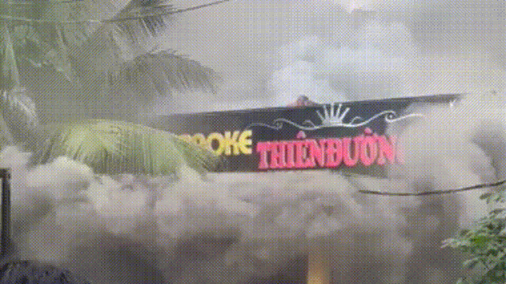 Khói lửa bao trùm quán karaoke, nhiều người bỏ chạy thoát thân - 1 Khói lửa bao trùm quán karaoke, nhiều người bỏ chạy thoát thân - 1