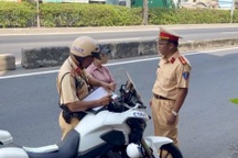 Qua đường sai quy định, nhiều người đi bộ ở TPHCM bị phạt