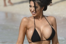 Choáng với "vòng một" ngoại cỡ của người đẹp Anh