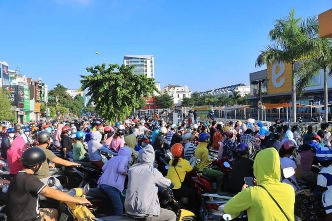 Nhìn cảnh người dân TP.HCM chen nhau đi siêu thị &quot;rùn mình&quot; nếu như trở thành ngày &quot;siêu lây nhiễm&quot; - Ảnh 14.