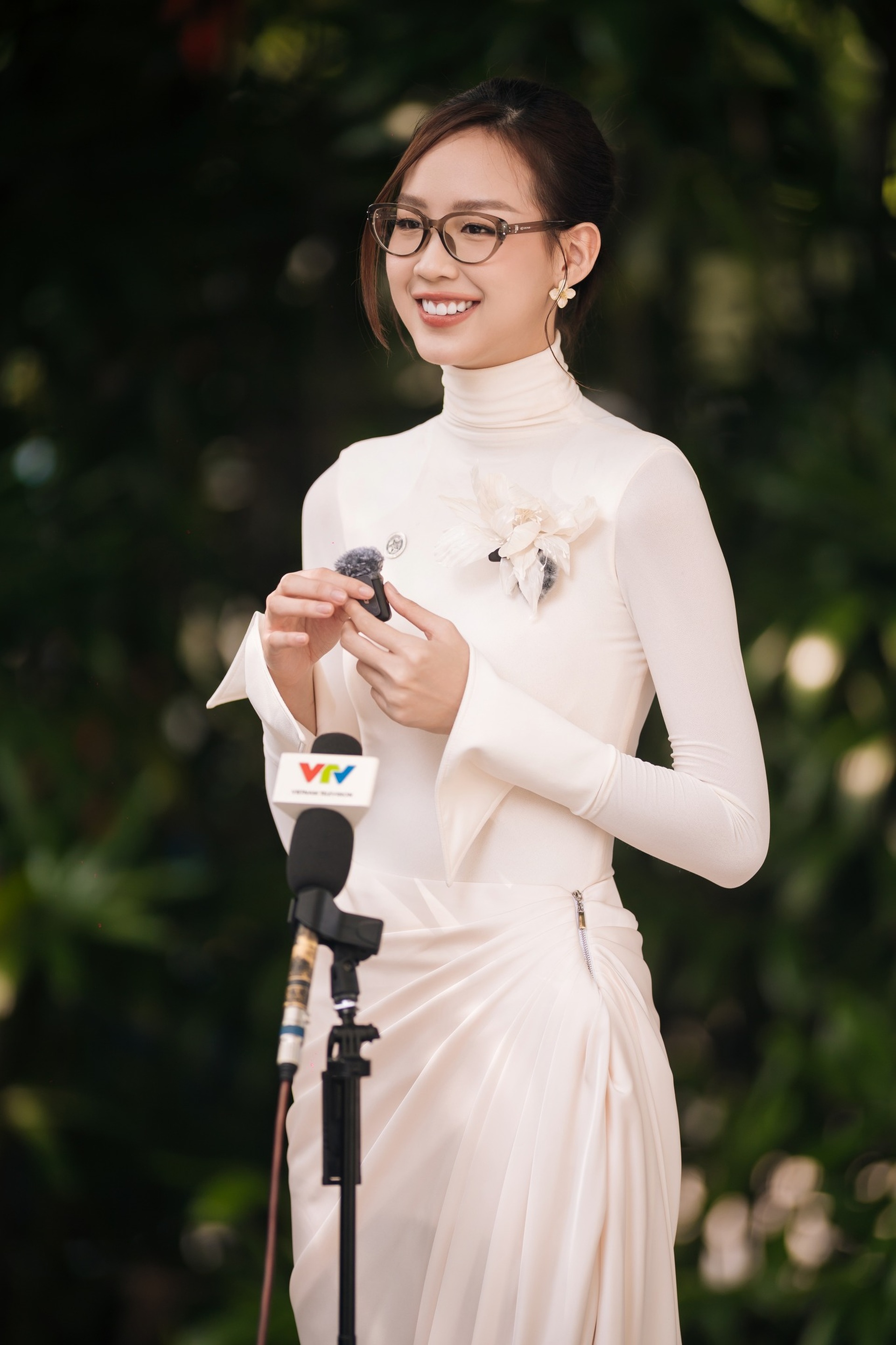 2 món phụ kiện không thể thiếu của hoa hậu 1,86m nói tiếng Anh như gió - 1