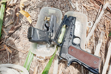 Nổ súng thị uy vì mâu thuẫn bơm cát