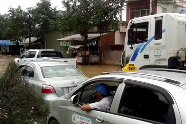 Phía Tây Nha Trang ngập nặng, hàng trăm phương tiện chôn chân