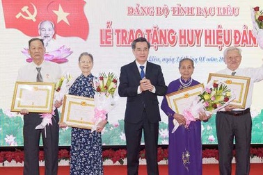 Bạc Liêu lần đầu có đảng viên nhận 80 năm tuổi Đảng