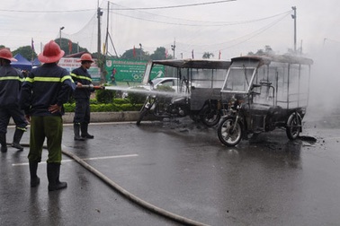 6 xe lam bốc cháy trong một vụ xô xát