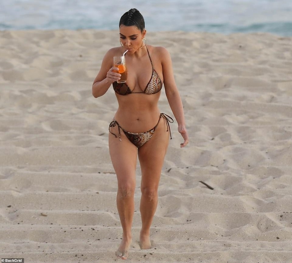 Kim Kardashian hút ánh nhìn trên biển - 5 Kim Kardashian hút ánh nhìn trên biển - 5