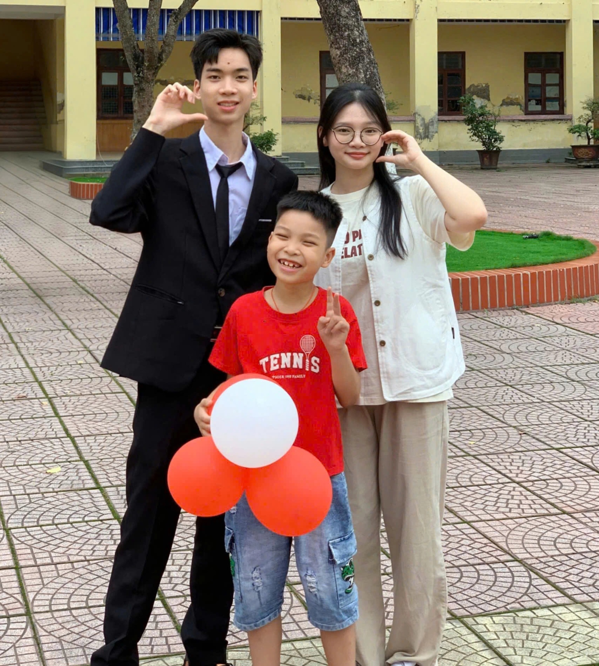 សិស្សប្រុសជាប់ចំណាត់ថ្នាក់កំពូល 0.1% ទូទាំងប្រទេស គ្មានថ្នាក់បន្ថែមទេ ប៉ុន្តែនៅតែពីរដង valedictorian - 5 Nam sinh lọt top 0,1% toàn quốc, không học thêm vẫn thủ khoa kép - 5