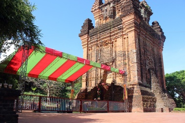 Bác bỏ tin đồn rào song sắt xâm hại Di tích đặc biệt quốc gia Tháp Nhạn